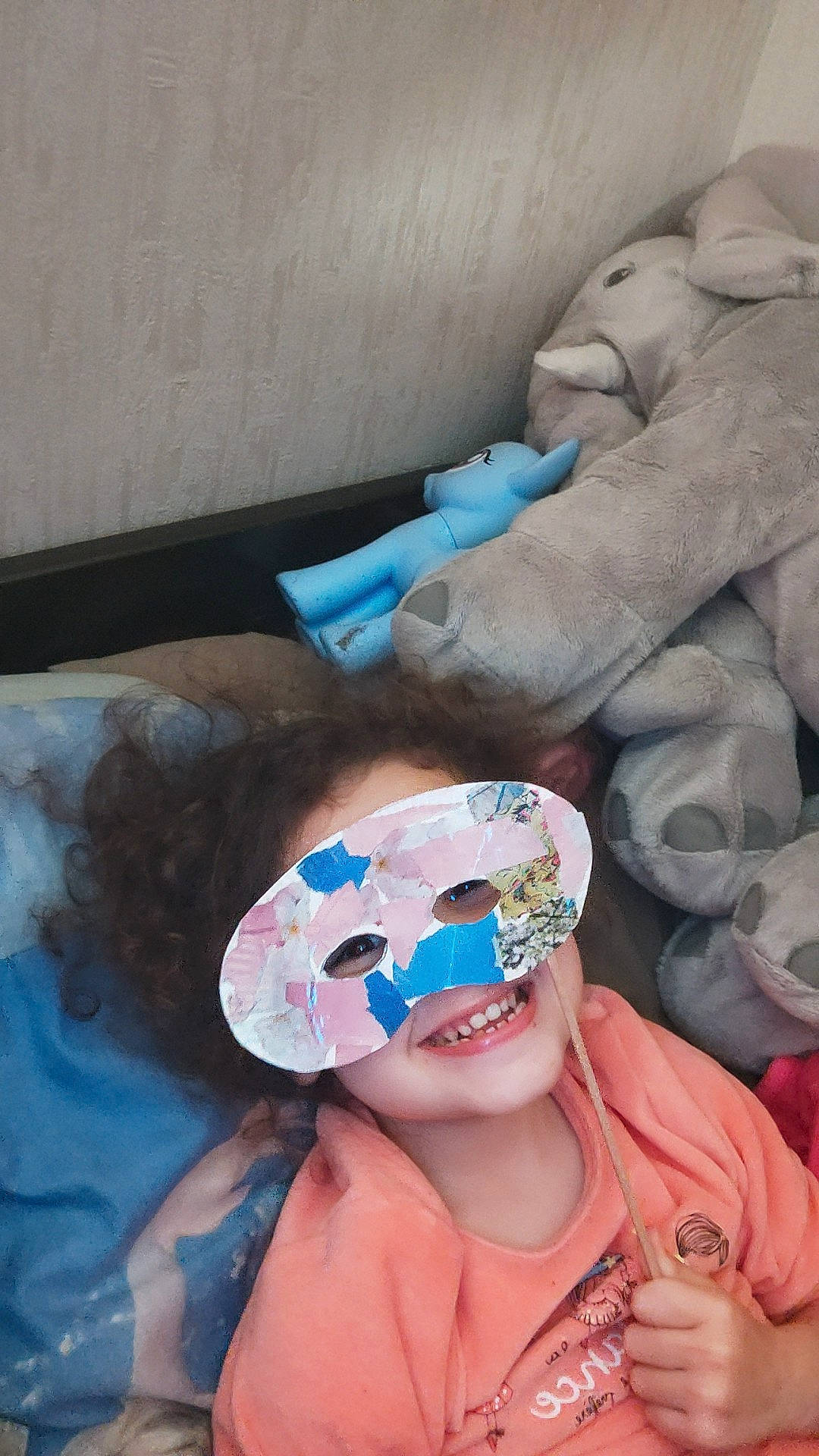 Alia participe au concours pour gagner de l'argent avec cette photo : art, azure, child, electric_blue, fashion_accessory, finger, flesh, gesture, hand, joy, mouth, nail, organ, paint, pattern, person, plastic, plastic_bag, sculpture, textile