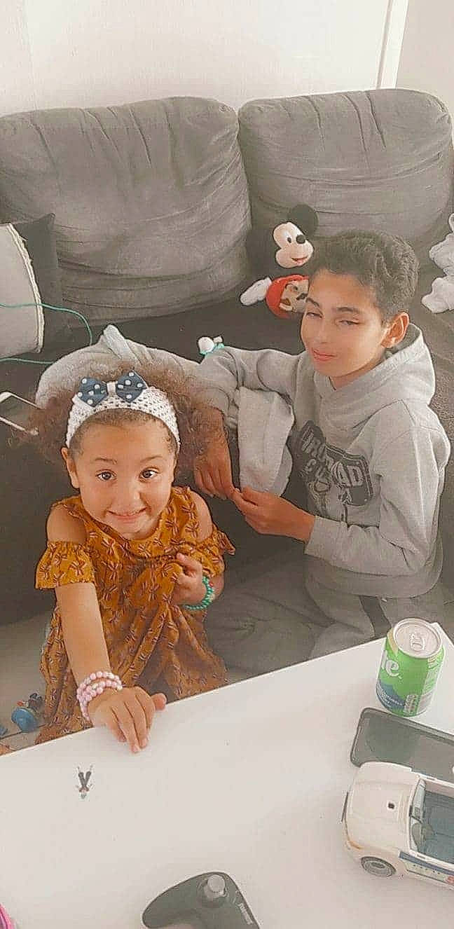 Alia participe au concours pour gagner de l'argent avec cette photo : chair, child, comfort, event, facial_expression, fashion_accessory, fashion_design, fun, hairstyle, happy, headpiece, jewellery, joy, leisure, necklace, people, person, photograph, sharing, sitting