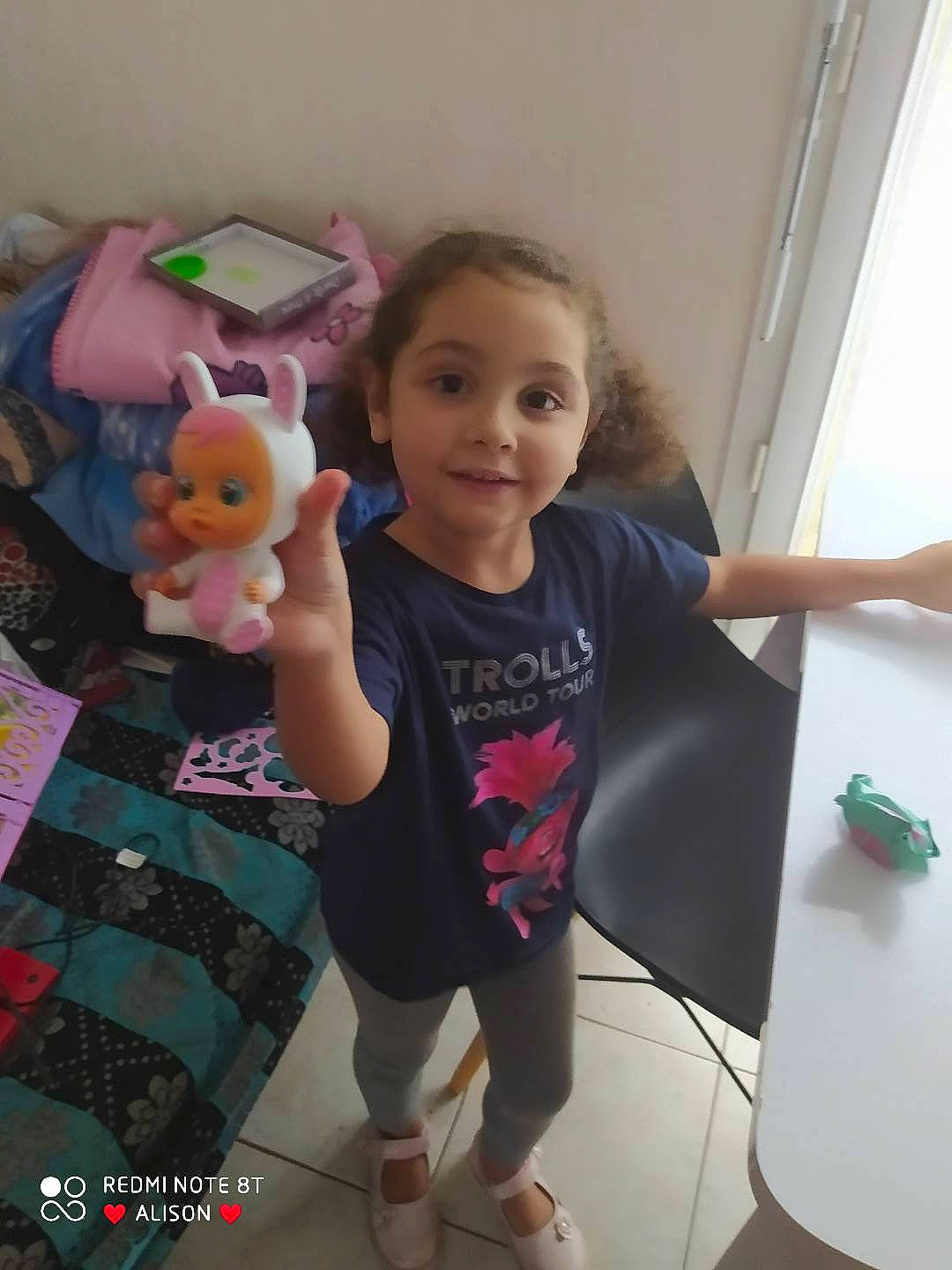 Alia participe au concours pour gagner de l'argent avec cette photo : baby, baby_toys, child, flooring, fun, happy, joy, person, play, plush, room, sandal, shorts, sleeve, smile, sock, stuffed_toy, t_shirt, thumb, toddler