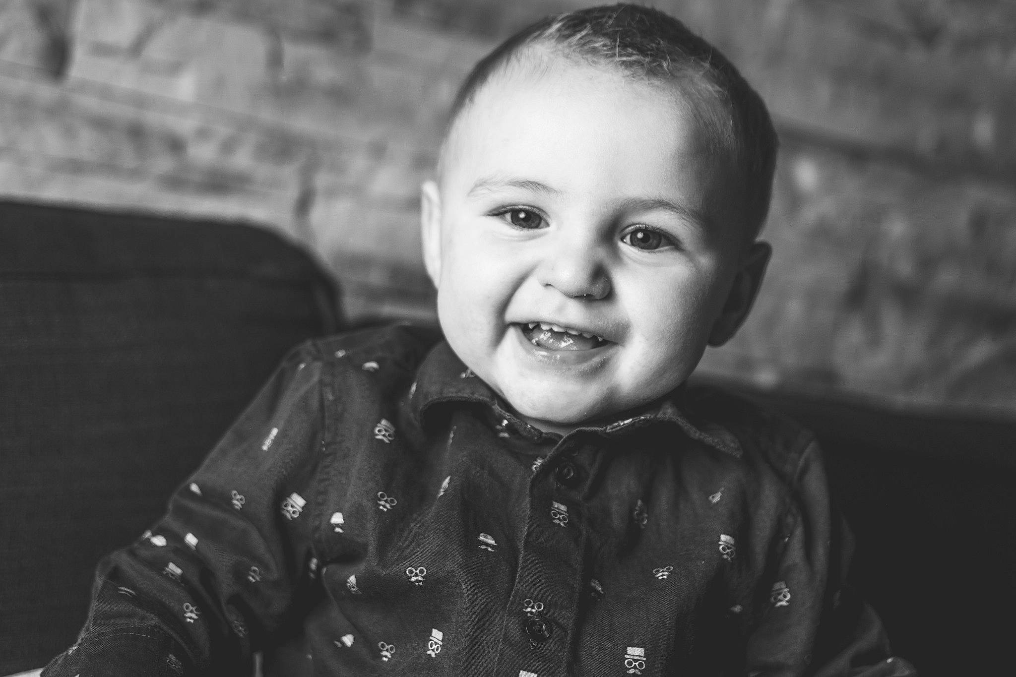 Nathanaël a rejoint le concours — aidez-le/la à gagner de superbes lots ! baby, baby_toddler_clothing, black, black_and_white, button, cheek, child, collar, ear, flash_photography, iris, joy, laugh, monochrome, monochrome_photography, organ, person, portrait, portrait_photography, sleeve