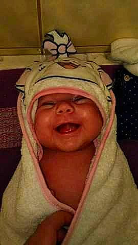 Ella a rejoint le concours — aidez-le/la à gagner de superbes lots ! baby, cheek, chin, comfort, costume_hat, eye, eyebrow, fashion_accessory, fun, happy, head, headwear, helmet, humour, jaw, laugh, mouth, nose, person, personal_protective_equipment