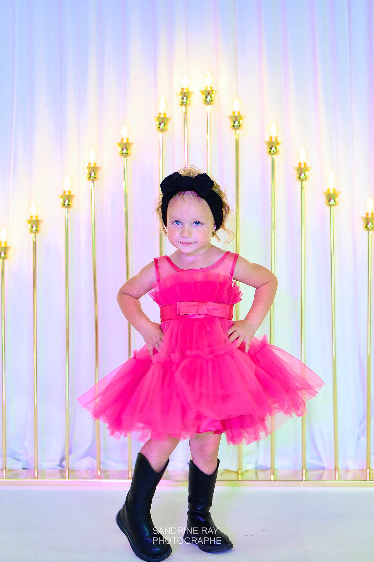 Cléa participe au concours pour gagner de l'argent avec cette photo : child, girl, pink_dress, tutu, black_boots, headband, pose, studio, portrait, lights, background, smile, fashion, photography, confident, young, blonde, candle_lights, indoor, cute