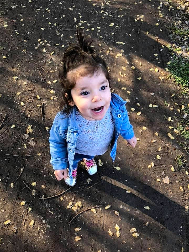 Laïa a rejoint le concours — aidez-le/la à gagner de superbes lots ! asphalt, cool, electric_blue, flash_photography, fun, grass, happy, iris, landscape, leaf, leisure, people_in_nature, person, recreation, road_surface, sky, smile, sunlight, tints_and_shades, toddler