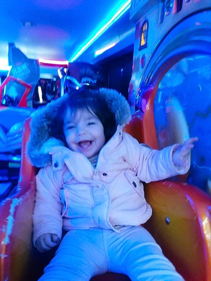 Laïa a rejoint le concours — aidez-le/la à gagner de superbes lots ! aqua, automotive_design, azure, blue, child, electric_blue, entertainment, event, flash_photography, fun, happy, joy, leisure, light, luxury_vehicle, magenta, person, purple, recreation, smile