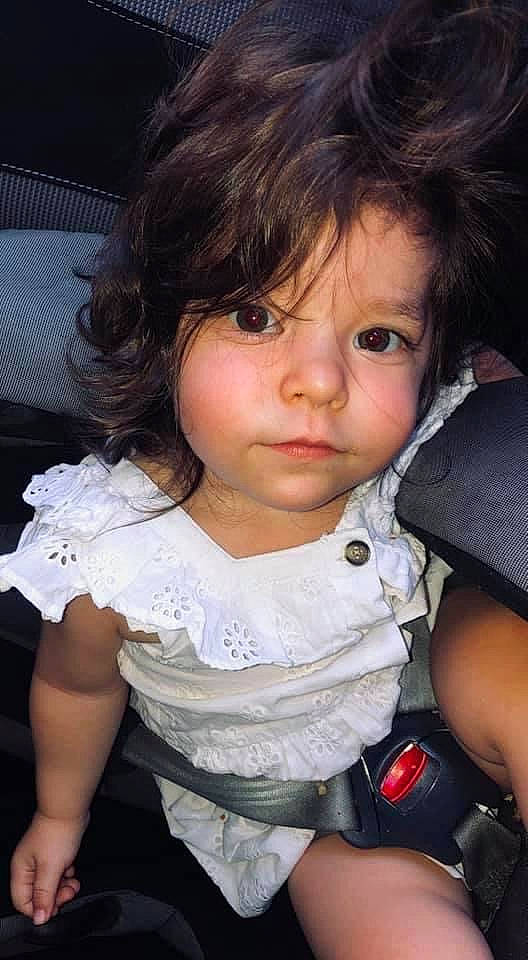 Laïa a rejoint le concours — aidez-le/la à gagner de superbes lots ! baby_toddler_clothing, cheek, chin, eye, eyebrow, eyelash, facial_expression, flash_photography, gesture, happy, head, human, iris, lip, mouth, neck, nose, person, shoulder, skin