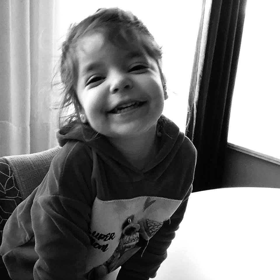 Laïa participe au concours pour gagner de l'argent avec cette photo : cheek, chin, eyebrow, face, gesture, hair, hand, happy, human_body, iris, jaw, joy, lip, mouth, nose, person, shoulder, skin, sleeve, smile