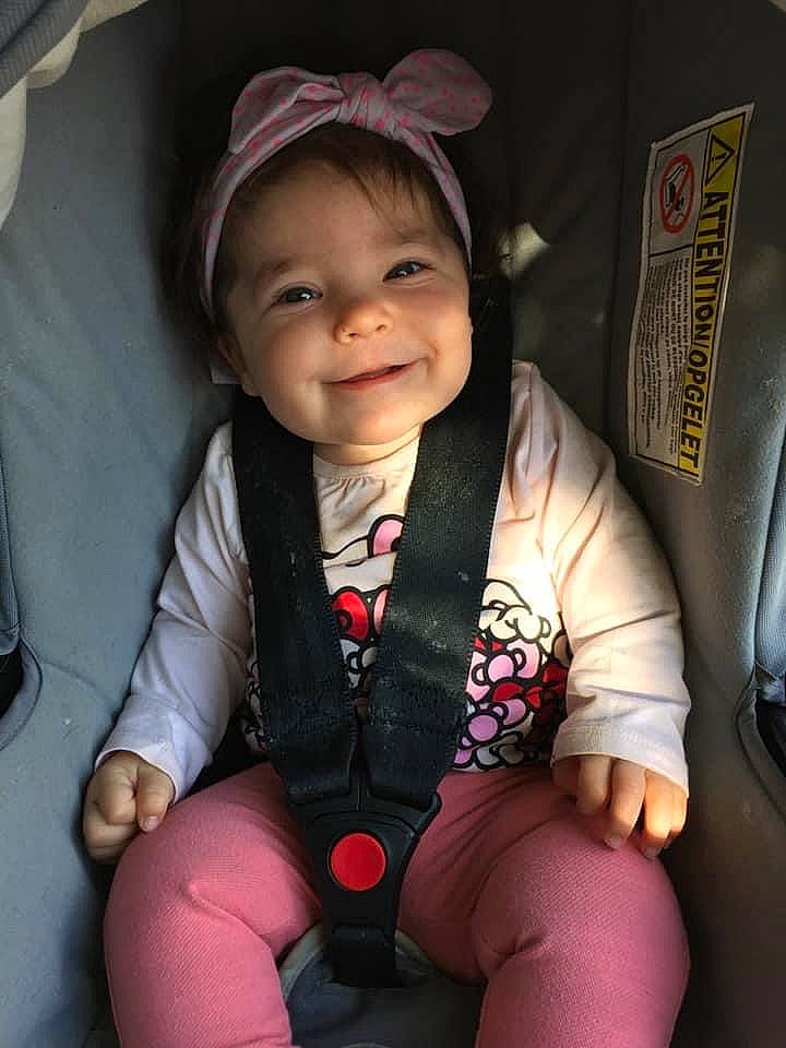 Laïa a rejoint le concours — aidez-le/la à gagner de superbes lots ! baby_carriage, black_hair, car_seat, child, chin, clothing, eye, flash_photography, happy, human_body, iris, joy, lip, mouth, person, pink, seat_belt, skin, smile, textile