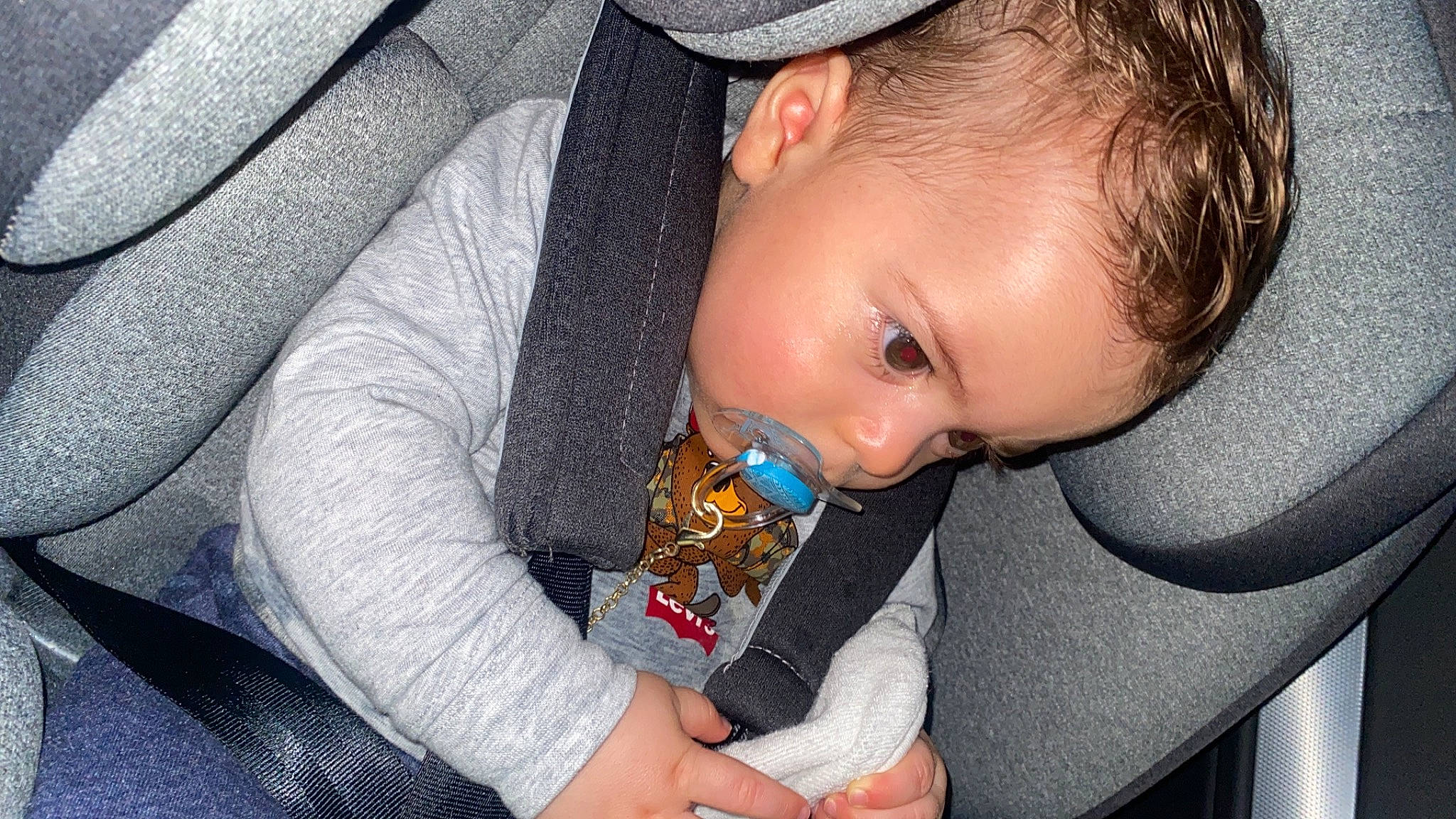 Adel a rejoint le concours — aidez-le/la à gagner de superbes lots ! auto_part, baby, baby_products, baby_toddler_clothing, car_seat, cheek, child, comfort, electric_blue, eyelash, fun, iris, lap, mouth, nail, nose, person, seat_belt, sitting, toddler