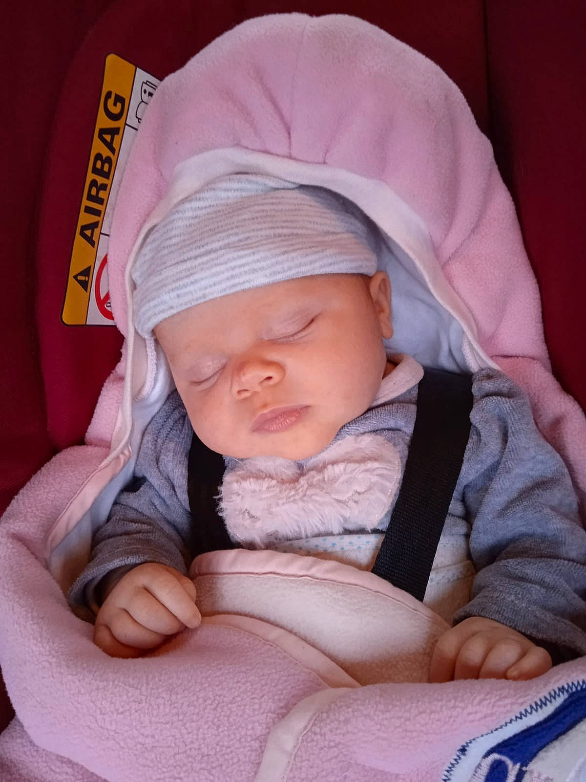 Ayana a rejoint le concours — aidez-le/la à gagner de superbes lots ! baby, baby_carriage, baby_in_car_seat, baby_products, baby_safety, baby_sleeping, baby_toddler_clothing, cap, cheek, child, comfort, finger, headwear, lap, linens, mouth, person, sitting, skin, sleeve