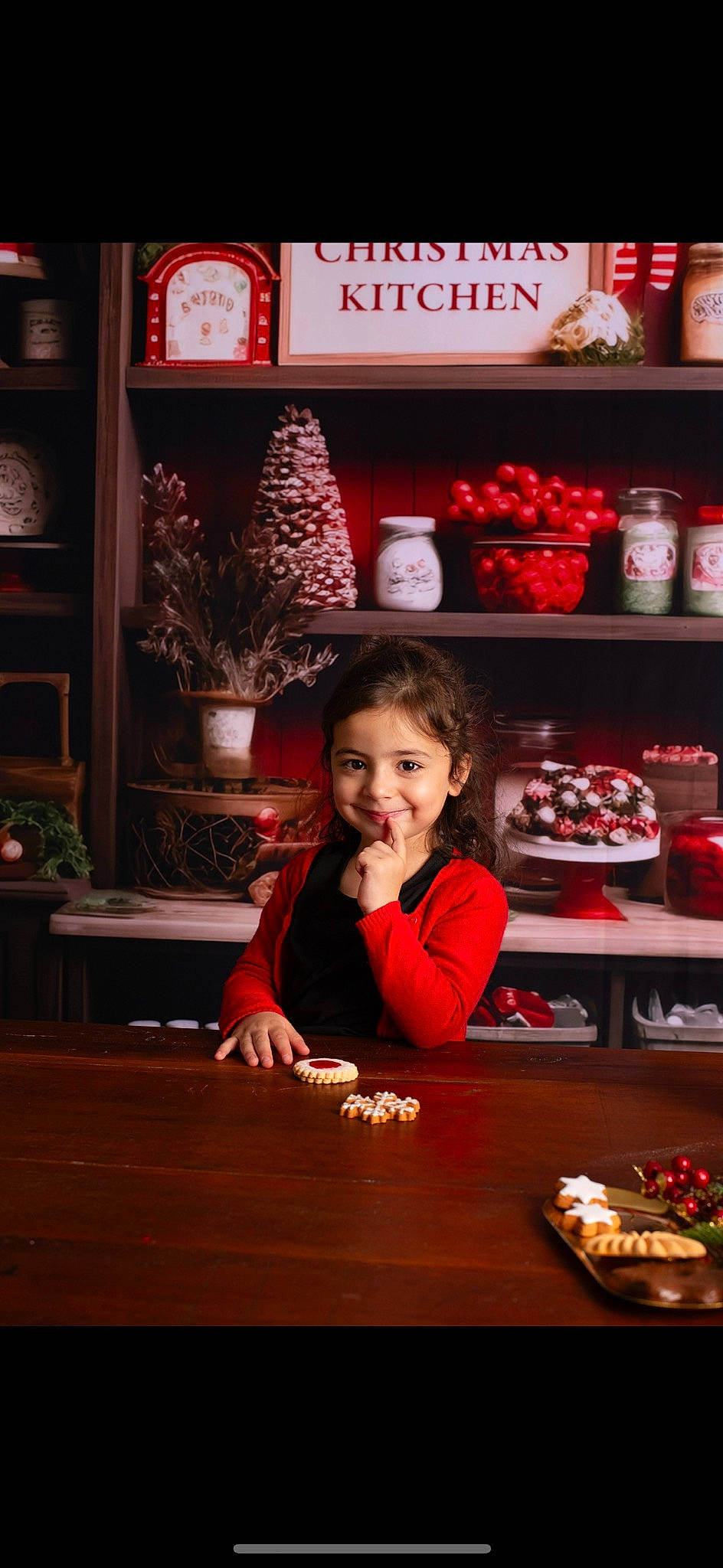 Sofia a rejoint le concours — aidez-le/la à gagner de superbes lots ! baked_goods, baking, cake, carmine, cuisine, dessert, event, flooring, food, holiday, icing, joy, person, red, room, shelf, smile, snack_cake, sweetness, table