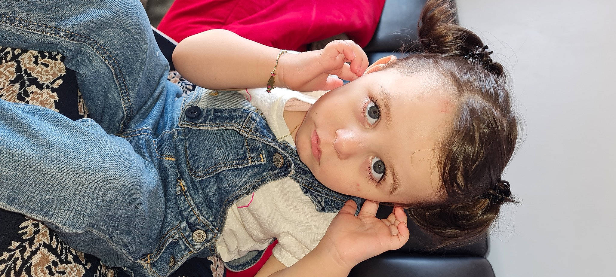 Inaya participe au concours pour gagner de l'argent avec cette photo : arm, cheek, chin, clothing, ear, eye, eyebrow, eyelash, fashion, flash_photography, hand, human_body, jeans, lip, mouth, neck, nose, person, plant, shoulder