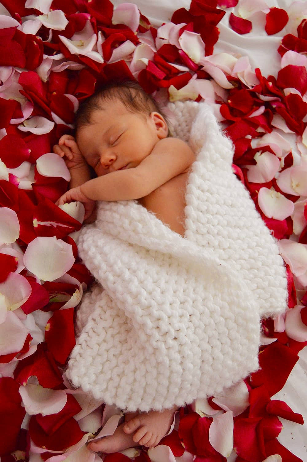 Cloé a rejoint le concours — aidez-le/la à gagner de superbes lots ! baby, child, person, petal, red, smile, textile, toddler