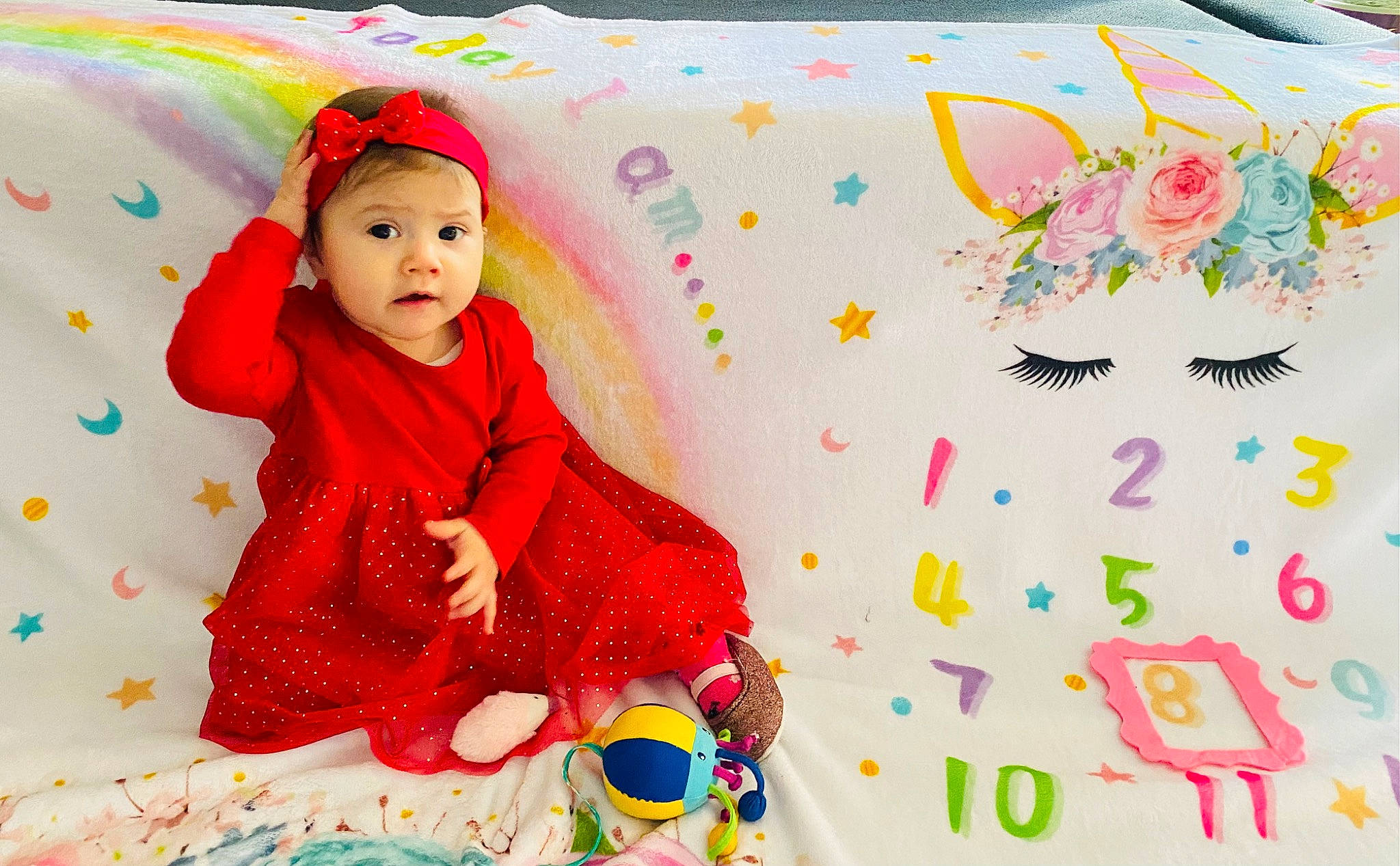 émilie participe au concours pour gagner de l'argent avec cette photo : baby, baby_products, baby_toddler_clothing, child, comfort, dress, facial_expression, fun, happy, headwear, hood, linens, magenta, pattern, person, pink, sitting, sleeve, t_shirt, textile