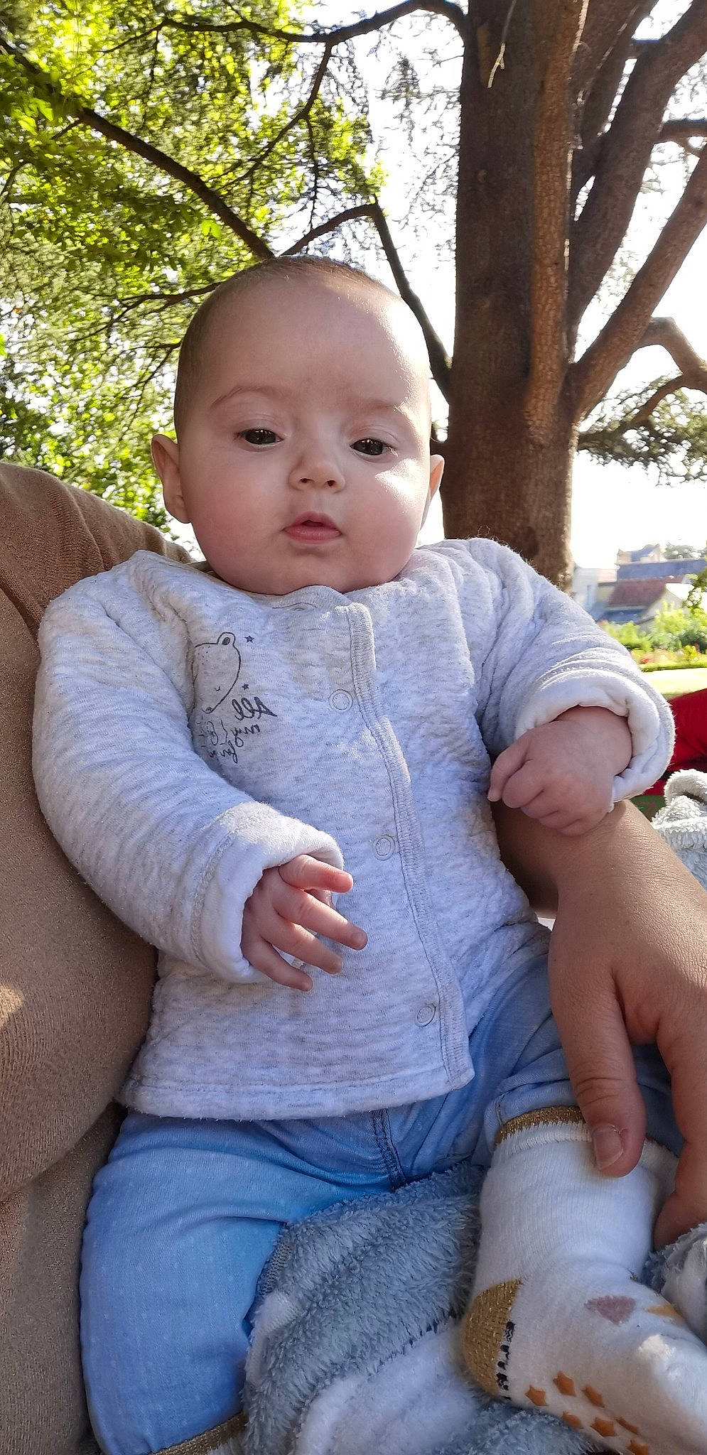 Eleonore a rejoint le concours — aidez-le/la à gagner de superbes lots ! baby, baby_products, baby_toddler_clothing, cheek, child, fun, gesture, grass, happy, lip, pattern, people_in_nature, person, portrait_photography, shoulder, sitting, skin, sleeve, t_shirt, toddler