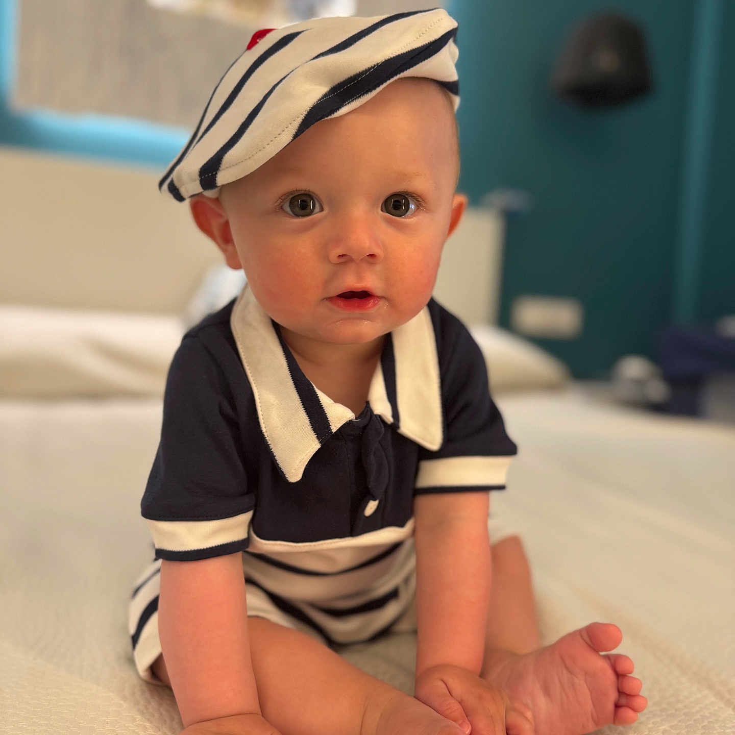 Maël a rejoint le concours — aidez-le/la à gagner de superbes lots ! baby, bed, child, clothing, curious, cute, expression, eyes, face, feet, hands, hat, home, indoor, infant, portrait, sailor_outfit, sitting, skin, soft_light