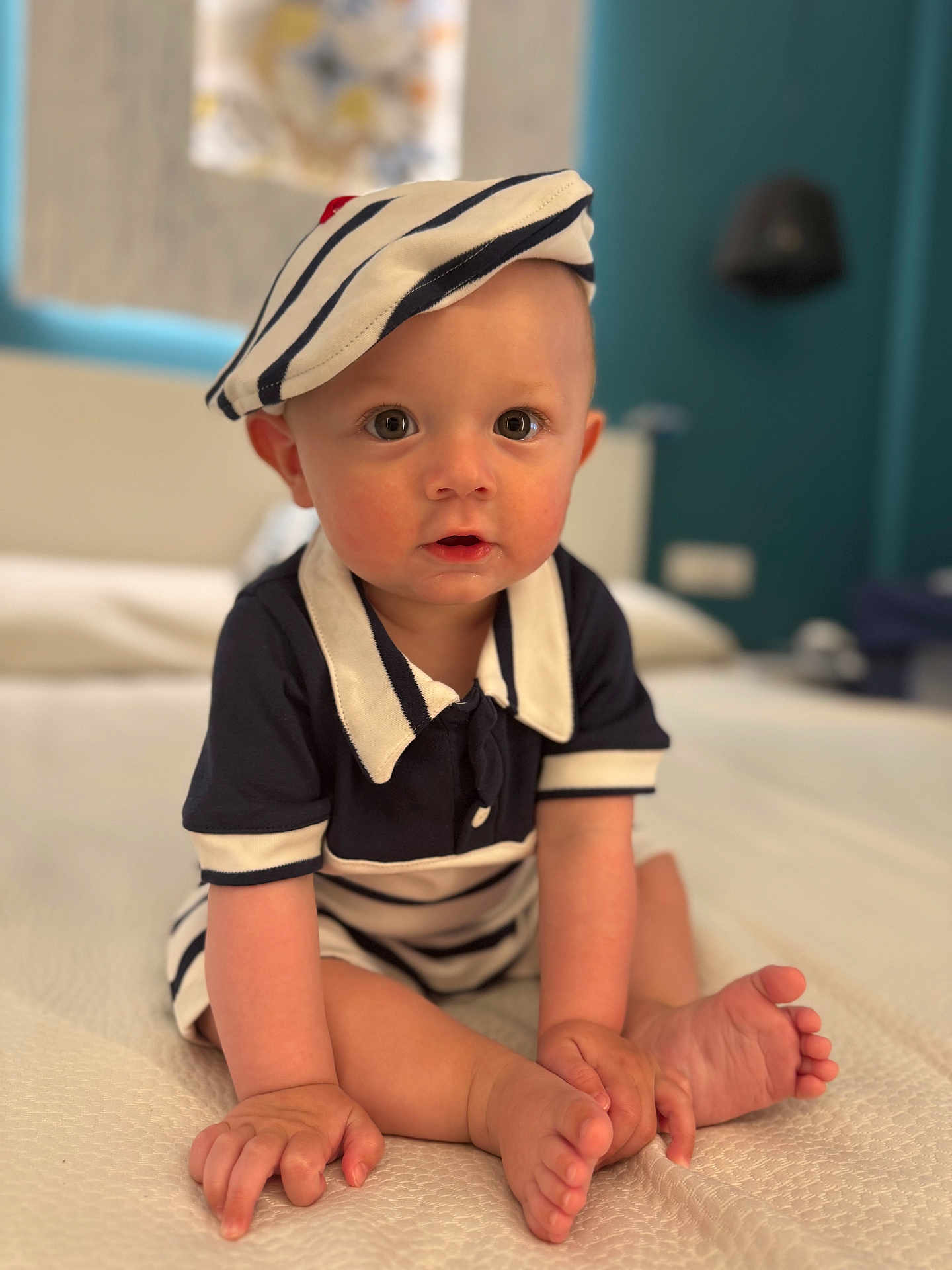 Maël a rejoint le concours — aidez-le/la à gagner de superbes lots ! baby, child, sailor_outfit, hat, bed, indoor, cute, portrait, infant, clothing, hands, feet, skin, face, eyes, expression, sitting, soft_light, home, curious