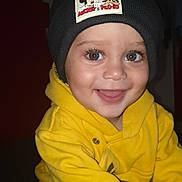 Angela Holmaert participe au concours pour gagner de l'argent avec cette photo : toddler, child, smiling, beanie, hat, yellow_hoodie, happy, indoor, cute, face, portrait, baby, clothing, person, headwear, warm_clothes, joyful, closeup, expression, casual