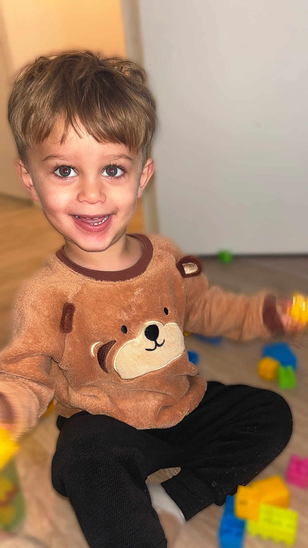 Angela Holmaert participe au concours pour gagner de l'argent avec cette photo : toddler, child, smiling, indoor, sitting, toy_blocks, brown_sweater, bear_design, happy, playful, floor, young_child, casual_clothing, short_hair, cute, bright_eyes, cheerful, home, fun, person