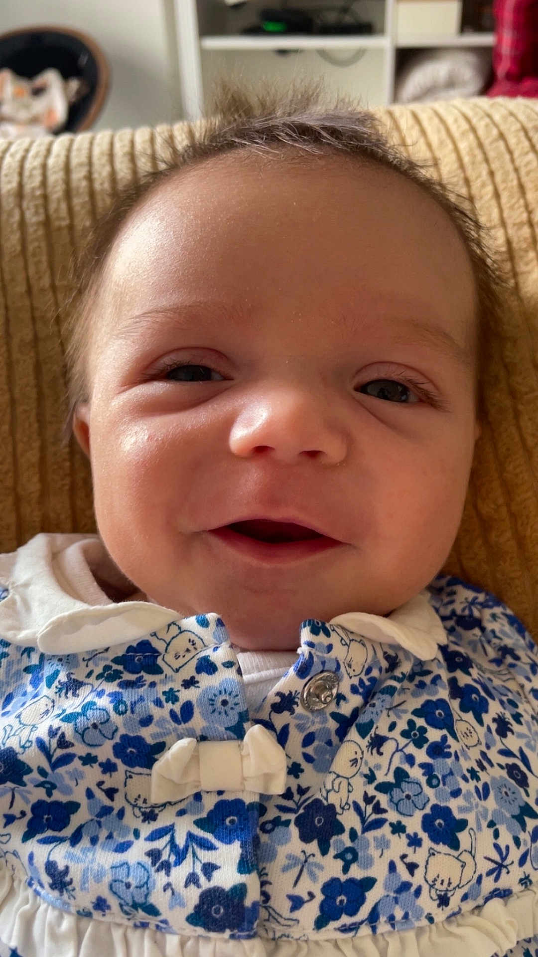 Galadrielle participe au concours pour gagner de l'argent avec cette photo : baby, face, smile, clothing, blue, white, floral_pattern, infant, cute, portrait, close_up, cushion, indoor, child, happy, young, person, cute_expression, soft_light, casual