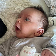 Galadrielle participe au concours pour gagner de l'argent avec cette photo : baby, infant, face, clothing, blanket, cute, sleepwear, soft, expression, portrait, child, newborn, indoor, hand, head, animal_design, comfort, young, skin, lying_down