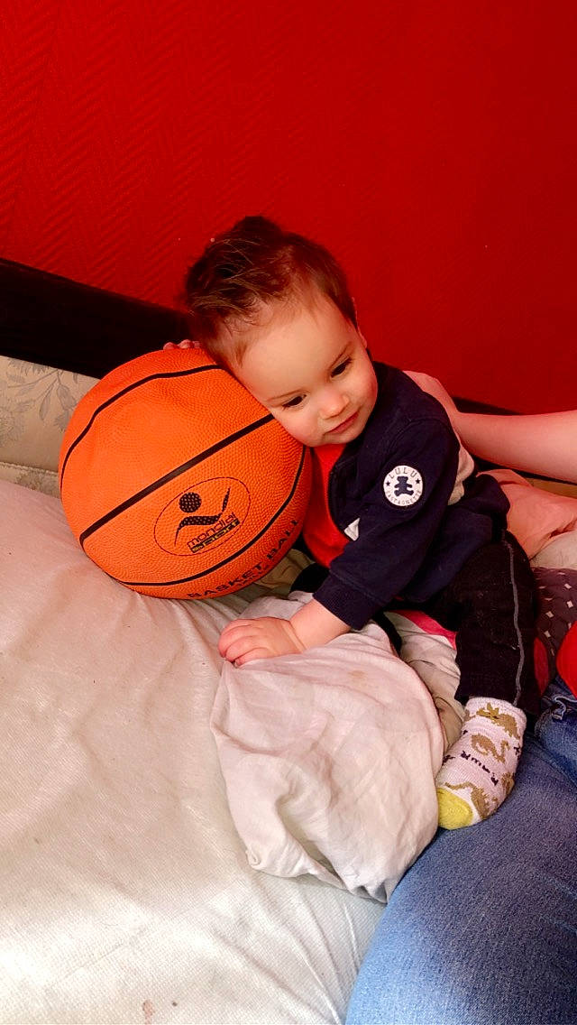 Timéo participe au concours pour gagner de l'argent avec cette photo : baby, ball, basketball, child, orange, person, play, toddler