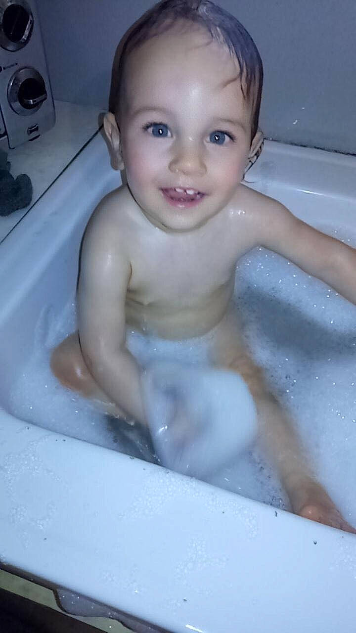 Timéo participe au concours pour gagner de l'argent avec cette photo : baby, baby_bathing, bathing, bathtub, cheek, child, face, joy, person, plumbing_fixture, skin, smile, toddler, washing