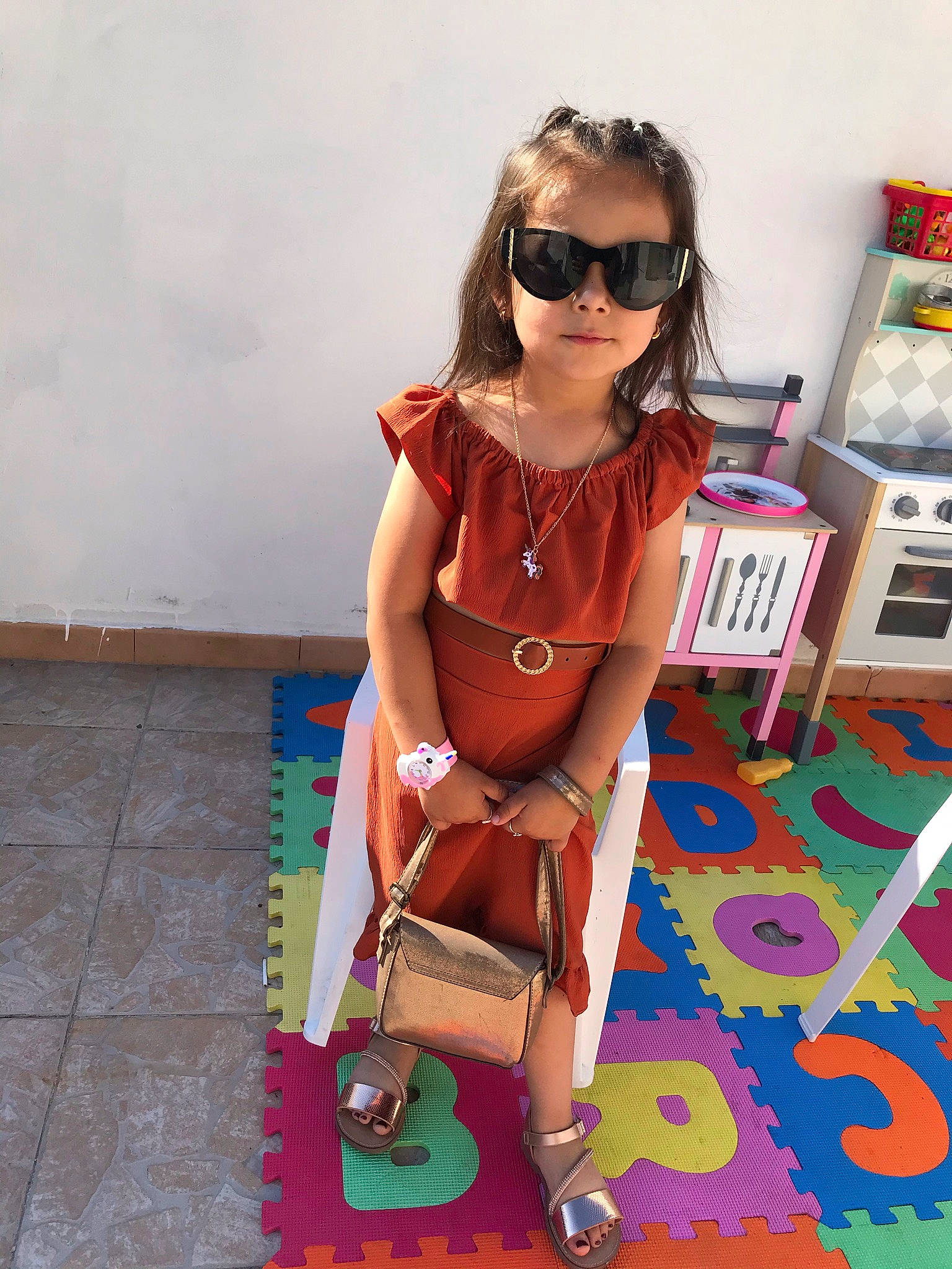 Sofia Andra Moise participe au concours pour gagner de l'argent avec cette photo : baby_toddler_clothing, bag, electric_blue, eyewear, fashion_design, flooring, glasses, goggles, happy, knee, magenta, pattern, person, sandal, sleeve, street_fashion, sunglasses, t_shirt, thigh, vision_care