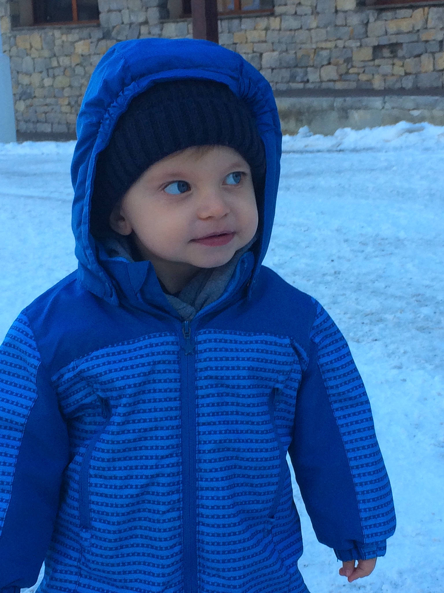 Gabin a rejoint le concours — aidez-le/la à gagner de superbes lots ! beanie, blue, bonnet, cap, child, clothing, cobalt_blue, electric_blue, headgear, headwear, hood, hoodie, jacket, knit_cap, outerwear, person, sleeve, snow, toddler, winter