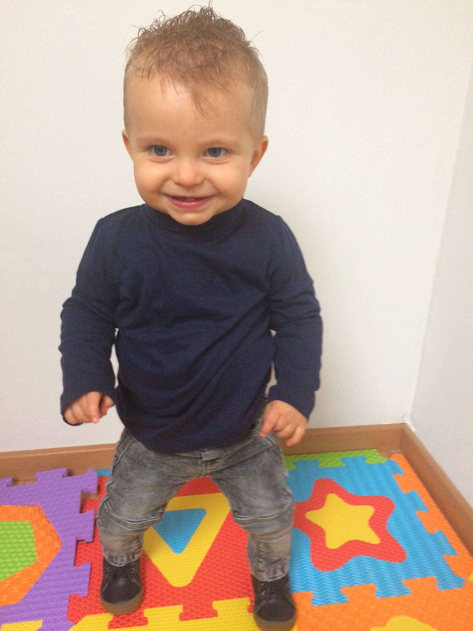 Gabin participe au concours pour gagner de l'argent avec cette photo : arm, baby, child, floor, joy, person, play, sitting, sleeve, standing, t_shirt, toddler