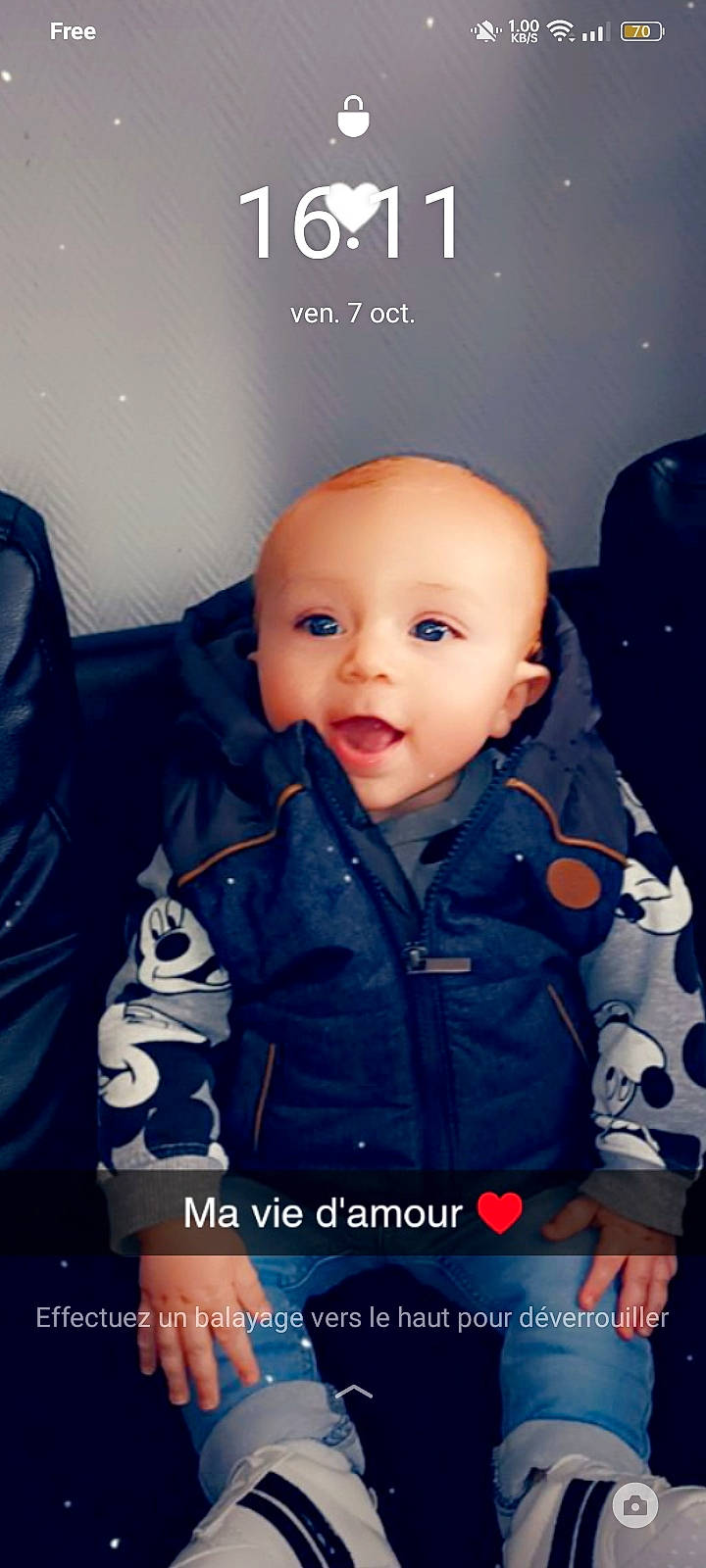 Timaël participe au concours pour gagner de l'argent avec cette photo : baby, baby_toddler_clothing, cheek, child, cool, electric_blue, eyebrow, flash_photography, font, fun, happy, hood, iris, jacket, person, photo_caption, portrait_photography, sitting, sleeve, smile