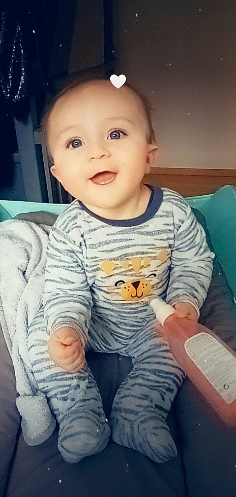 Timaël participe au concours pour gagner de l'argent avec cette photo : baby, baby_toddler_clothing, blue, cheek, child, chin, comfort, cool, eye, flash_photography, hairstyle, happy, iris, lip, mouth, nose, person, skin, sleeve, smile