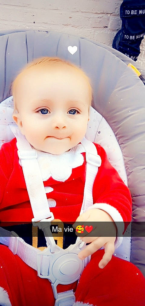 Timaël a rejoint le concours — aidez-le/la à gagner de superbes lots ! baby, baby_products, baby_toddler_clothing, carmine, cheek, child, comfort, event, facial_expression, fictional_character, flash_photography, fun, happy, mouth, person, personal_protective_equipment, portrait_photography, sitting, sleeve, toddler