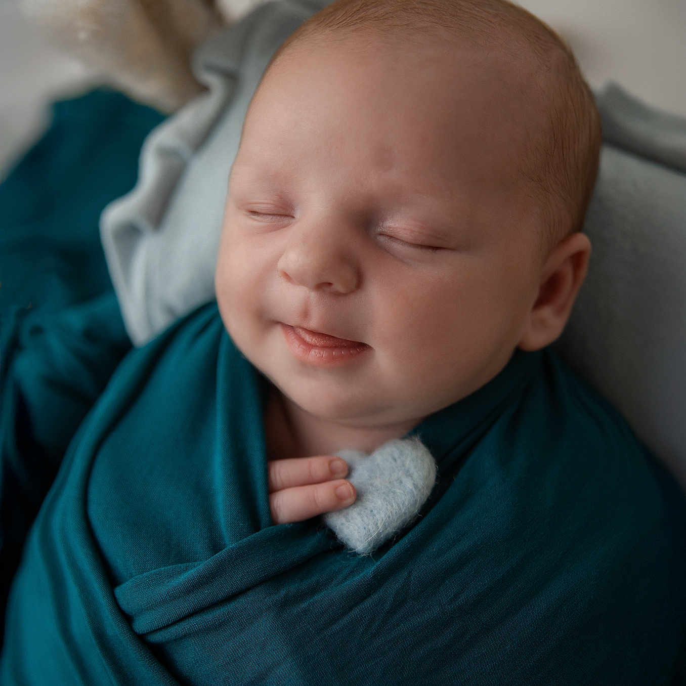 Liam a rejoint le concours — aidez-le/la à gagner de superbes lots ! baby, blanket, calm, child, closed_eyes, cozy, cute, face, hand, heart, indoors, infant, newborn, peaceful, plush, portrait, skin, sleeping, soft, wrapped
