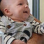 Liam participe au concours pour gagner de l'argent avec cette photo : baby, infant, smile, striped_clothing, panda_design, cute, child, person, hand, holding, face, cheeks, happy, indoors, closeup, portrait, clothing, arm, skin, button