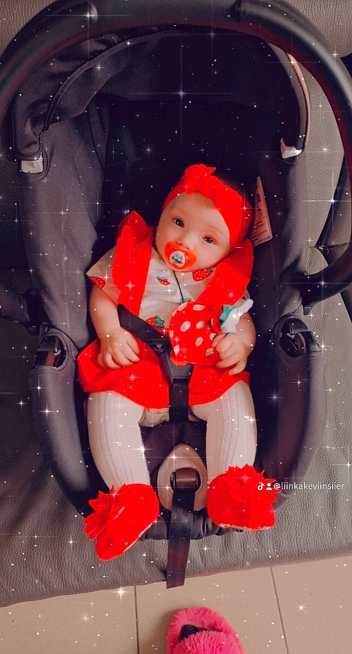 Ida a rejoint le concours — aidez-le/la à gagner de superbes lots ! auto_part, baby, baby_carriage, baby_products, car, carmine, child, event, fun, hat, headwear, lap, motor_vehicle, person, pink, smile, space, toddler, toy, vehicle