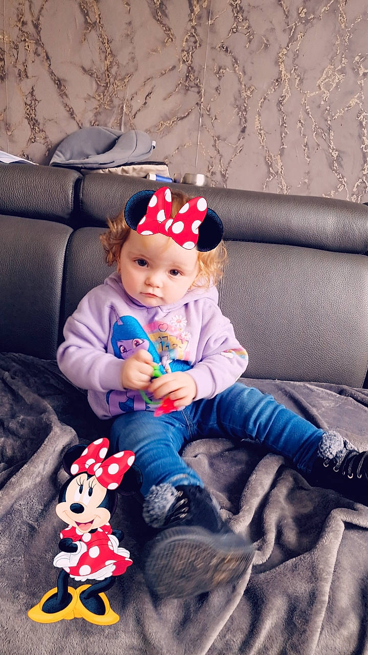 Ida participe au concours pour gagner de l'argent avec cette photo : baby, baby_toddler_clothing, cap, child, comfort, costume_hat, couch, electric_blue, fashion_accessory, fun, happy, headwear, lap, magenta, pattern, person, room, sitting, sleeve, sock