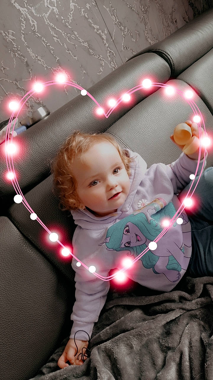 Ida participe au concours pour gagner de l'argent avec cette photo : baby, baby_toddler_clothing, ceiling, child, circle, design, event, flash_photography, fun, happy, light, magenta, person, pink, product, purple, sitting, smile, space, toddler