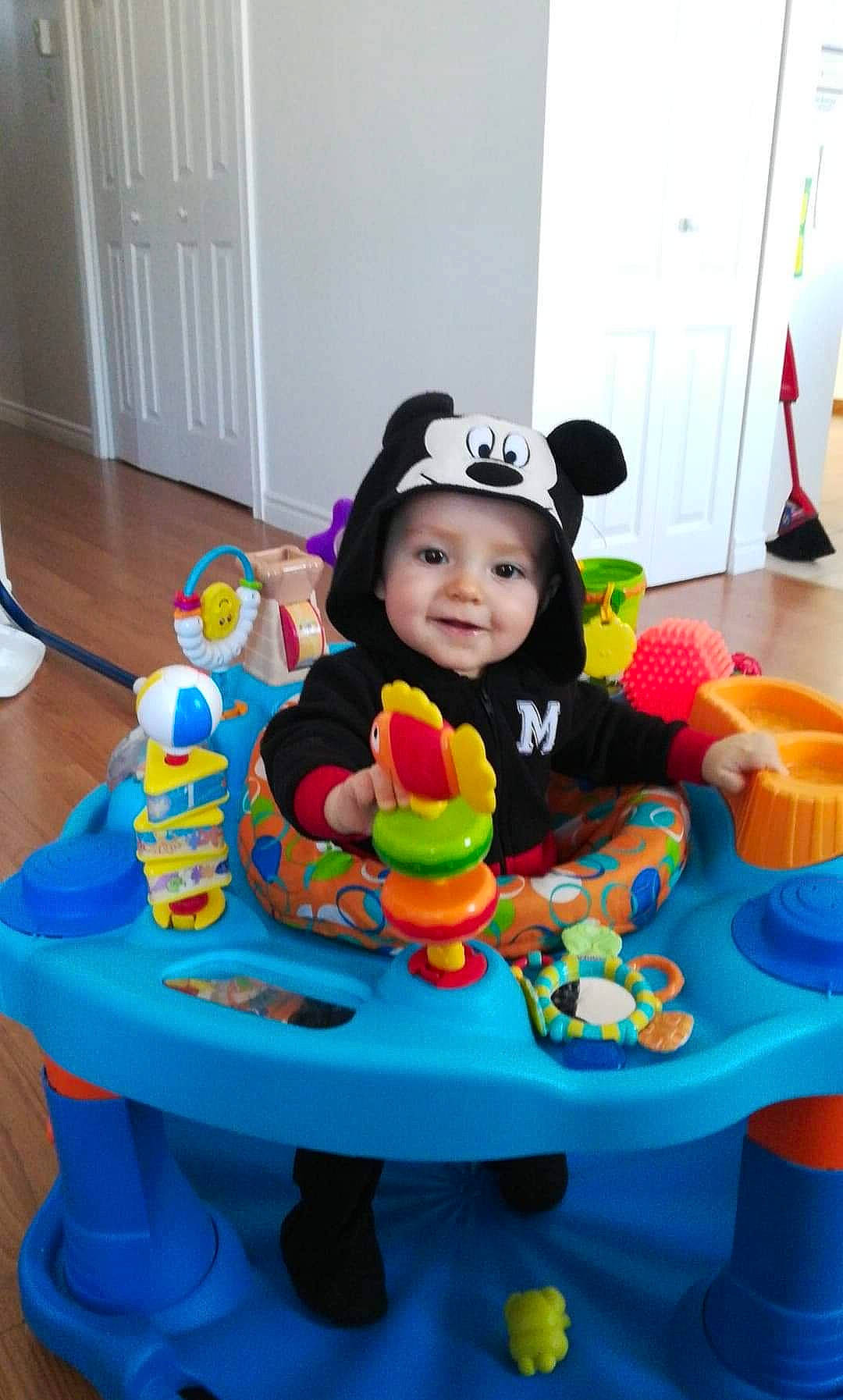 Jake a rejoint le concours — aidez-le/la à gagner de superbes lots ! baby, birthday, cake, child, food, fun, party, party_hat, party_supply, person, play, sweetness, toddler