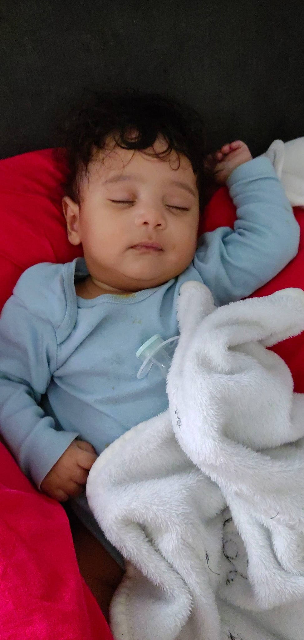 Eden participe au concours pour gagner de l'argent avec cette photo : baby, baby_toddler_clothing, cheek, chin, comfort, facial_expression, finger, gesture, happy, human, linens, nose, organ, outerwear, person, skin, sleeve, textile, toddler, toy