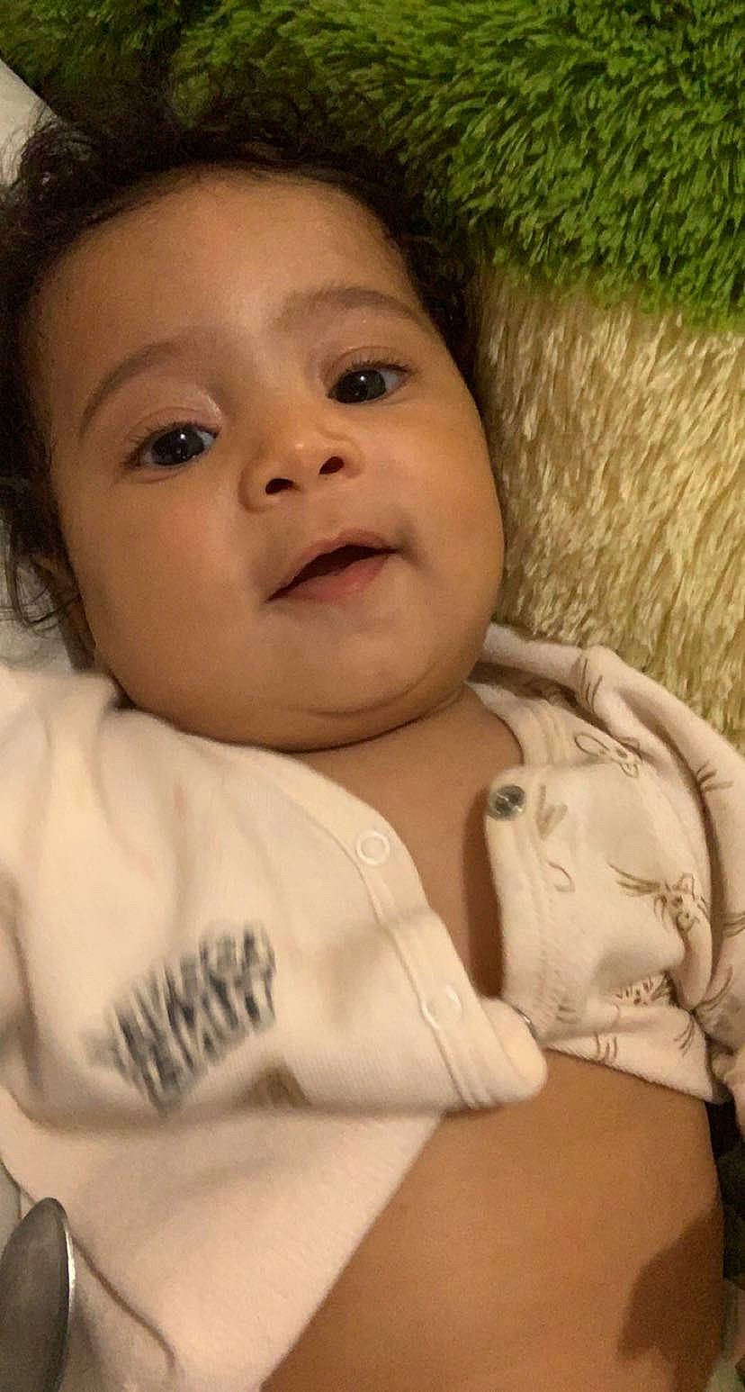 Eden a rejoint le concours — aidez-le/la à gagner de superbes lots ! cheek, chin, eye, eyebrow, eyelash, facial_expression, forehead, gesture, happy, human, human_body, iris, lip, mouth, neck, nose, organ, person, skin, sleeve