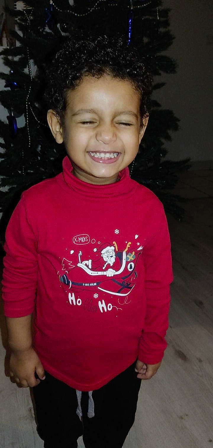 Nahil participe au concours pour gagner de l'argent avec cette photo : beauty, black, black_hair, cheek, chin, cool, eyebrow, facial_expression, flash_photography, forehead, happy, head, joy, lip, neck, organ, person, pink, sleeve, smile