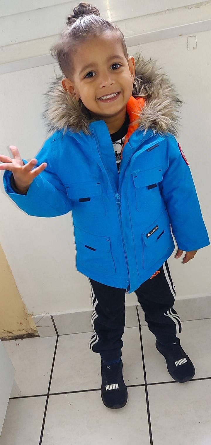 Nahil a rejoint le concours — aidez-le/la à gagner de superbes lots ! azure, costume, denim, electric_blue, fashion_design, fur, fur_clothing, gesture, glove, happy, jacket, joy, outerwear, person, personal_protective_equipment, shoe, sleeve, smile, street_fashion, textile