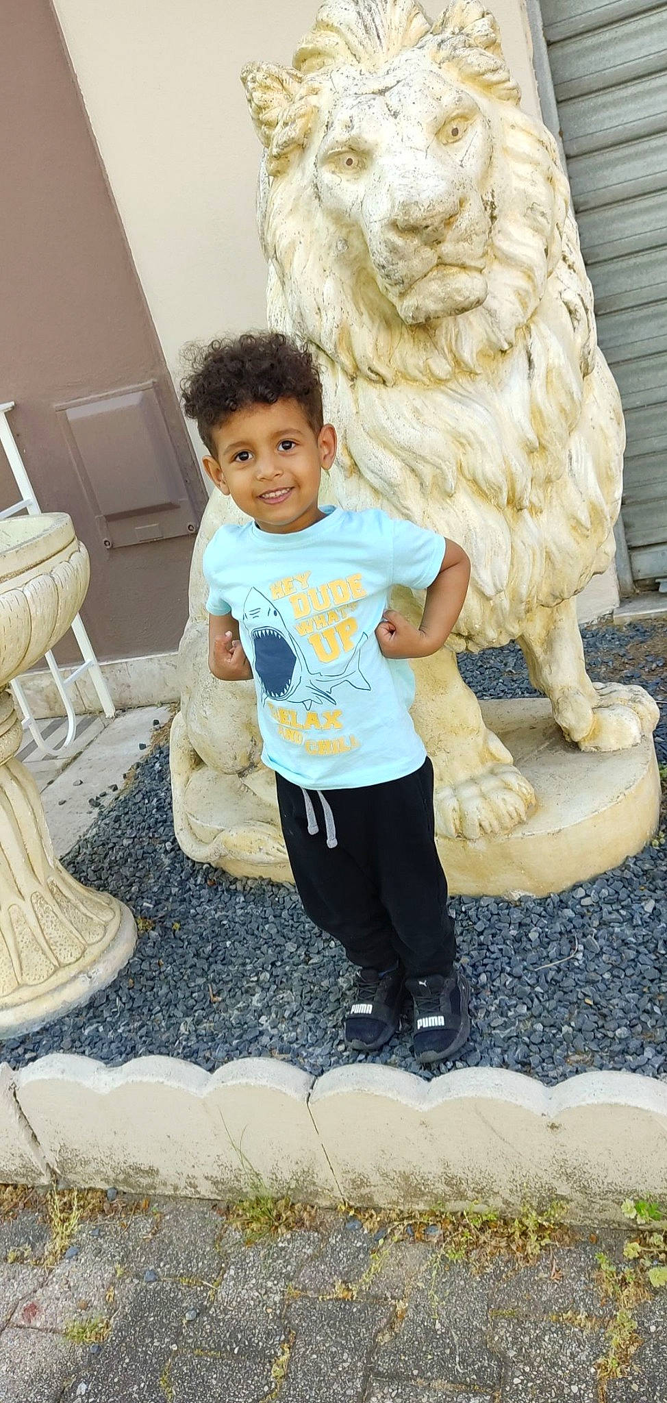 Nahil participe au concours pour gagner de l'argent avec cette photo : fashion, fun, hairstyle, happy, head, human_body, joy, leisure, mammal, outerwear, people, person, photograph, sculpture, shoe, smile, standing, t_shirt, textile, toddler