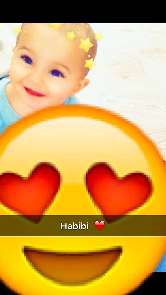 Amel a rejoint le concours — aidez-le/la à gagner de superbes lots ! baby, cartoon, cheek, child, facial_expression, happy, head, heart, joy, love, mouth, nose, person, smile, toddler, yellow