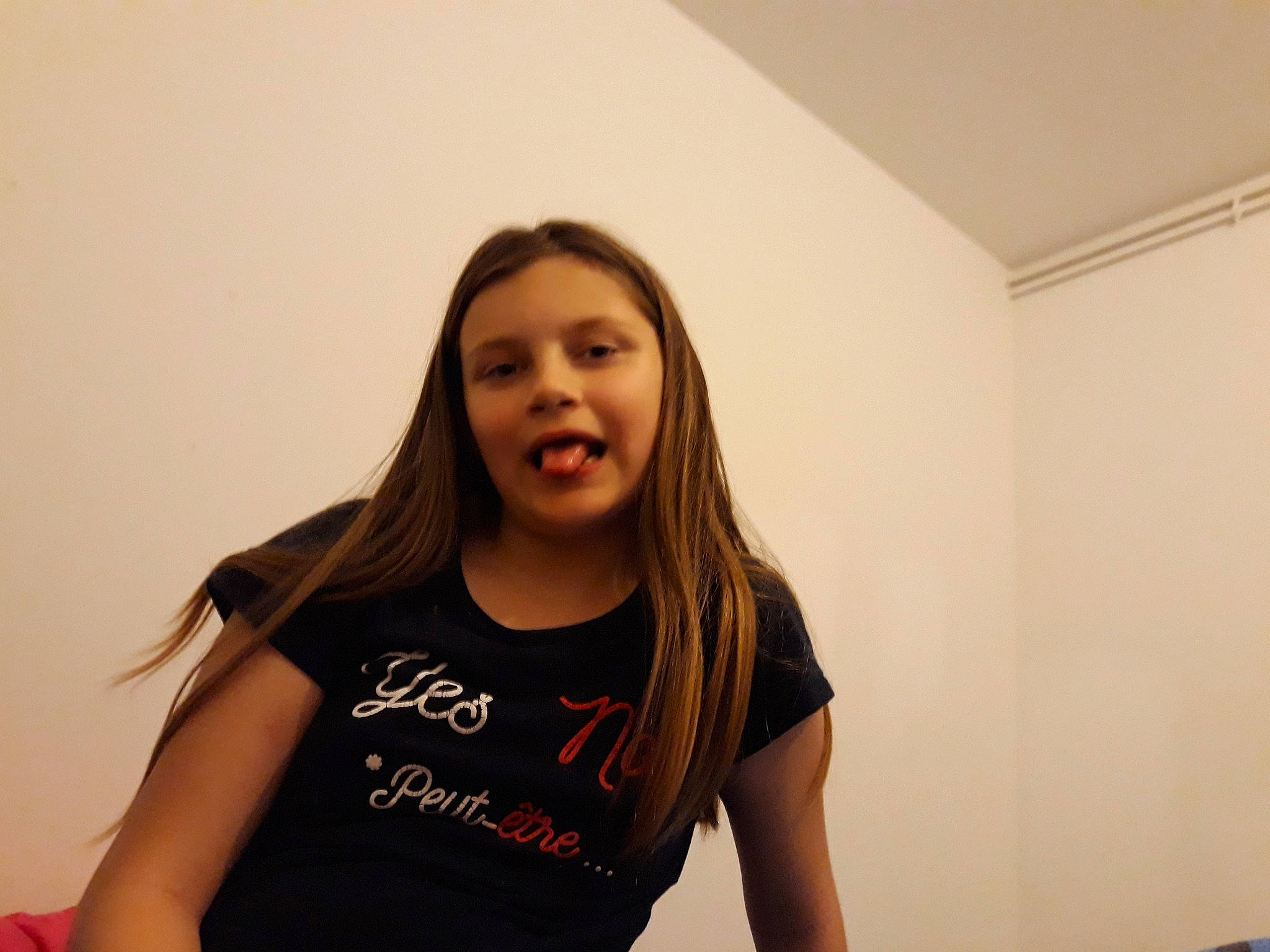 Gladys participe au concours pour gagner de l'argent avec cette photo : arm, cheek, chin, elbow, eye, face, fun, hair, hairstyle, head, human_body, joint, leg, long_hair, mouth, neck, person, shoulder, smile, standing