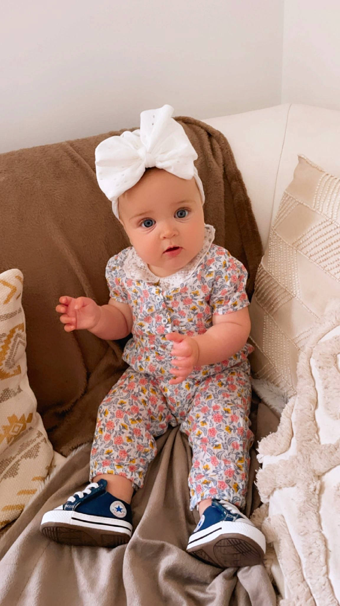 Lia a rejoint le concours — aidez-le/la à gagner de superbes lots ! baby, baby_toddler_clothing, child, clothing, comfort, dress, face, fashion_accessory, headwear, human_leg, linens, pattern, person, pink, sitting, skin, sleeve, smile, sock, sun_hat