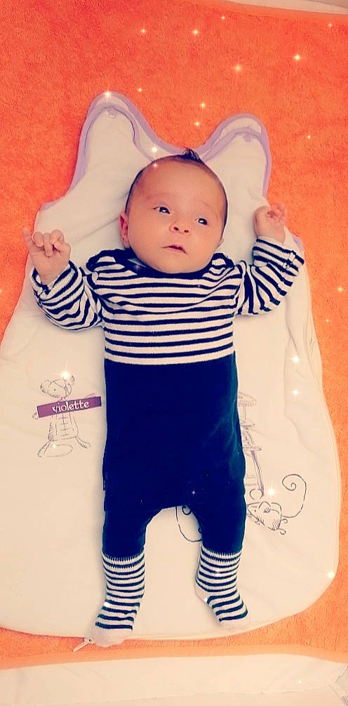 Ambre a rejoint le concours — aidez-le/la à gagner de superbes lots ! arm, azure, baby, baby_products, baby_toddler_clothing, cheek, child, collar, cool, electric_blue, face, hand, happy, pattern, person, skin, sleeve, t_shirt, textile, toddler