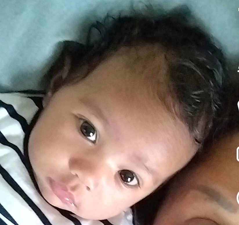Mayna participe au concours pour gagner de l'argent avec cette photo : baby, child, face, curly_hair, striped_shirt, closeup, portrait, resting, shoulder, person, skin, eyebrows, eyes, infant, cute, young, indoor, head, expression, human