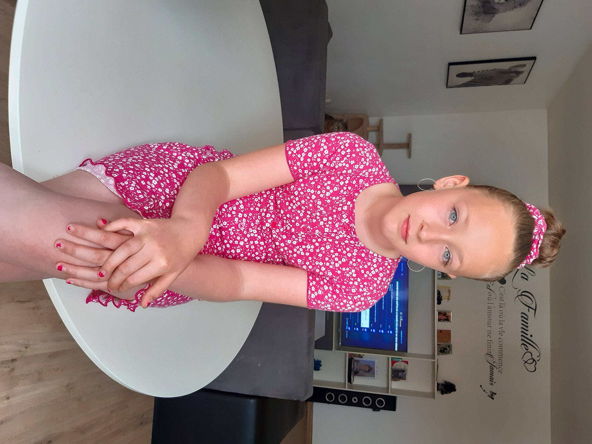 Lola participe au concours pour gagner de l'argent avec cette photo : abdomen, beauty, comfort, dress, elbow, finger, foot, human_leg, joint, knee, magenta, pattern, person, pink, shoulder, smile, textile, thigh, trunk, waist