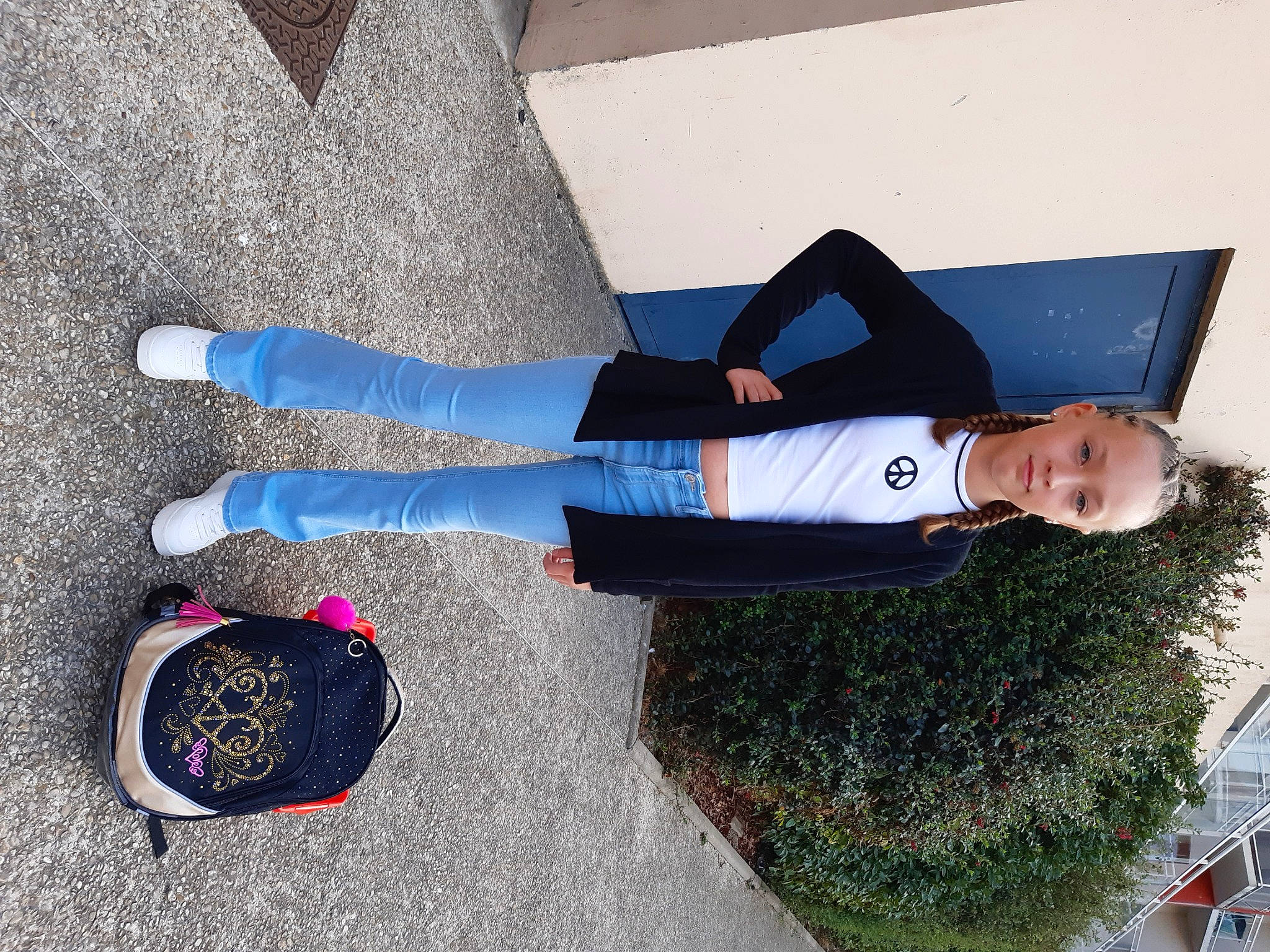 Lola a rejoint le concours — aidez-le/la à gagner de superbes lots ! asphalt, boot, carmine, concrete, denim, electric_blue, foot, footwear, human_leg, knee, leg, outdoor_shoe, person, plant, road_surface, sidewalk, sneakers, sock, sportswear, thigh